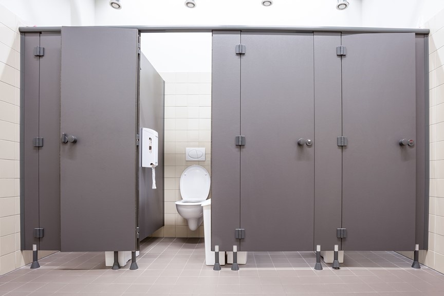 Tai sao canh cua nha ve sinh cong cong khong thiet ke kin? hinh anh