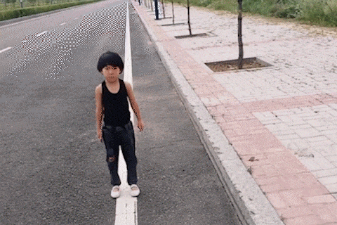 Be gai 5 tuoi o Trung Quoc nhao lon 60 lan lien tiep hinh anh