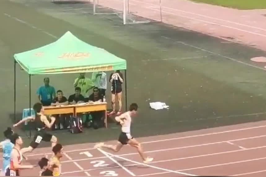 Nam sinh Trung Quoc cut mot tay danh bai doi thu tren duong chay hinh anh