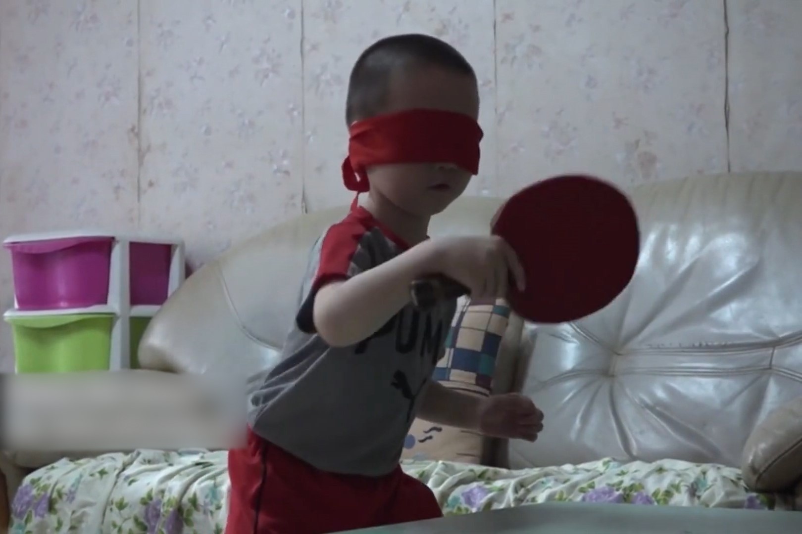 Be trai Trung Quoc bit mat choi bong ban hinh anh