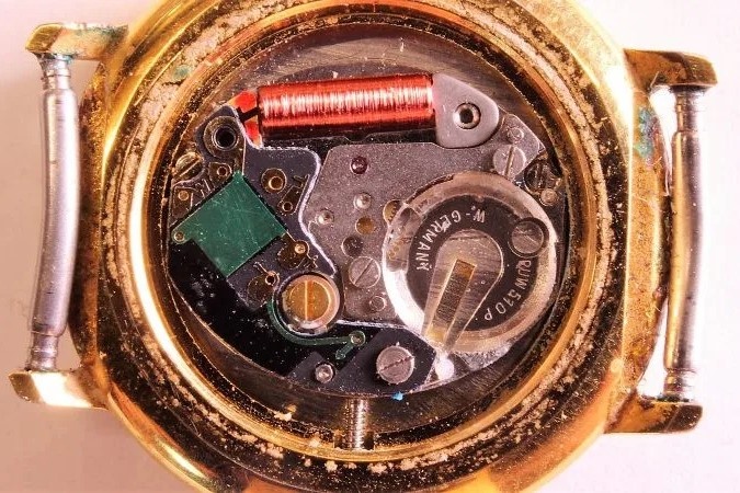 Dong ho thach anh hoat dong nhu the nao? hinh anh