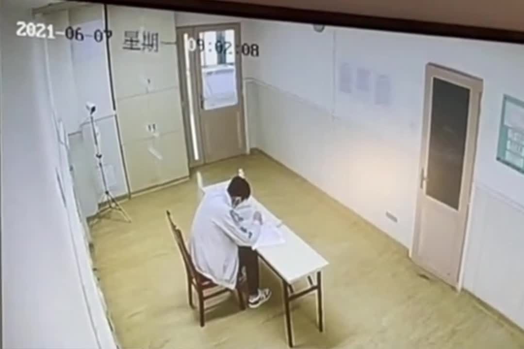 Nam sinh Trung Quoc lam bai thi dai hoc trong phong cach ly hinh anh