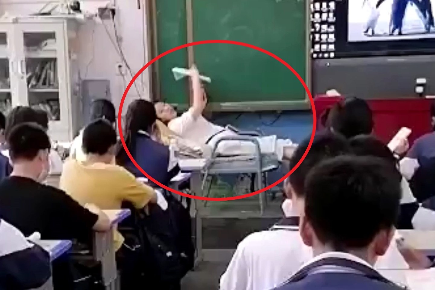 Co giao o Trung Quoc nam tren ghe giang bai hinh anh