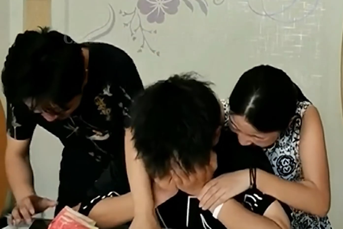 Nam sinh oa khoc khi dat diem thi dai hoc cao o Trung Quoc hinh anh