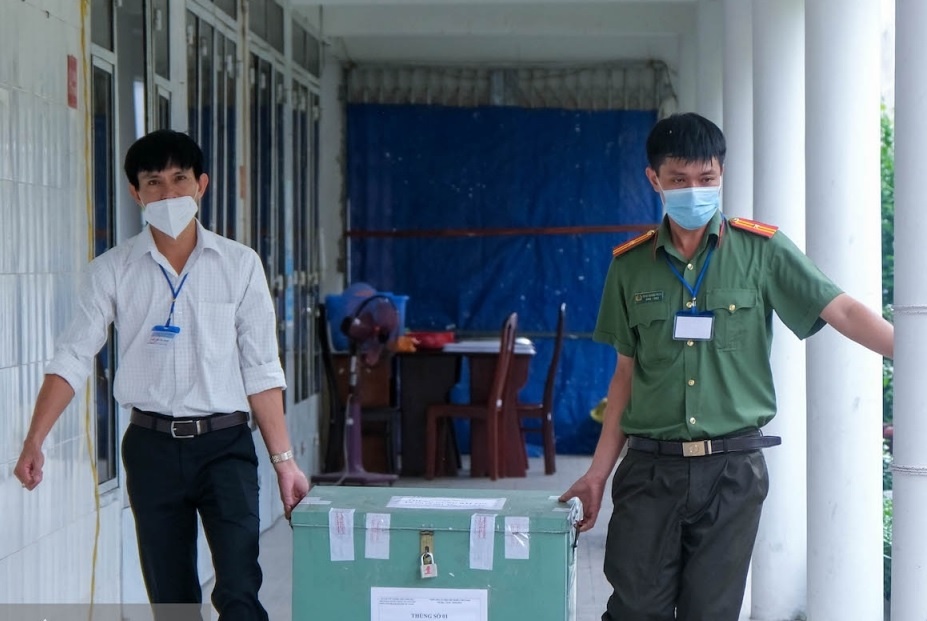 Giao vien Can Tho tham gia cham thi duoc to chuc noi an nghi hinh anh