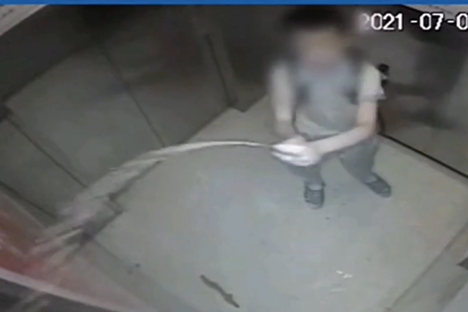 Cau be phun sua khap thang may o Trung Quoc hinh anh