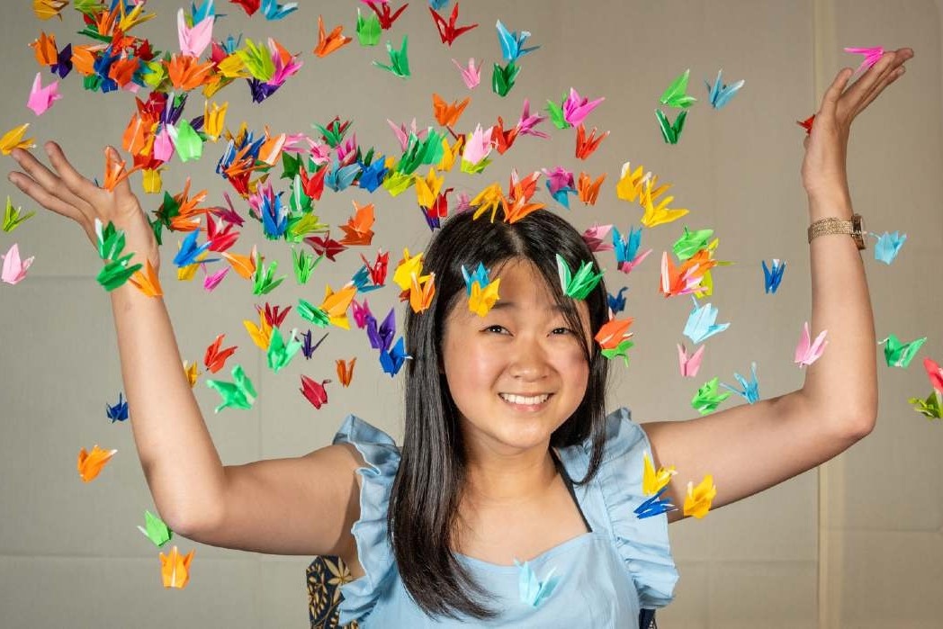 Nu sinh nguoi Anh gap 1.000 con hac giay trong hon 9 gio hinh anh