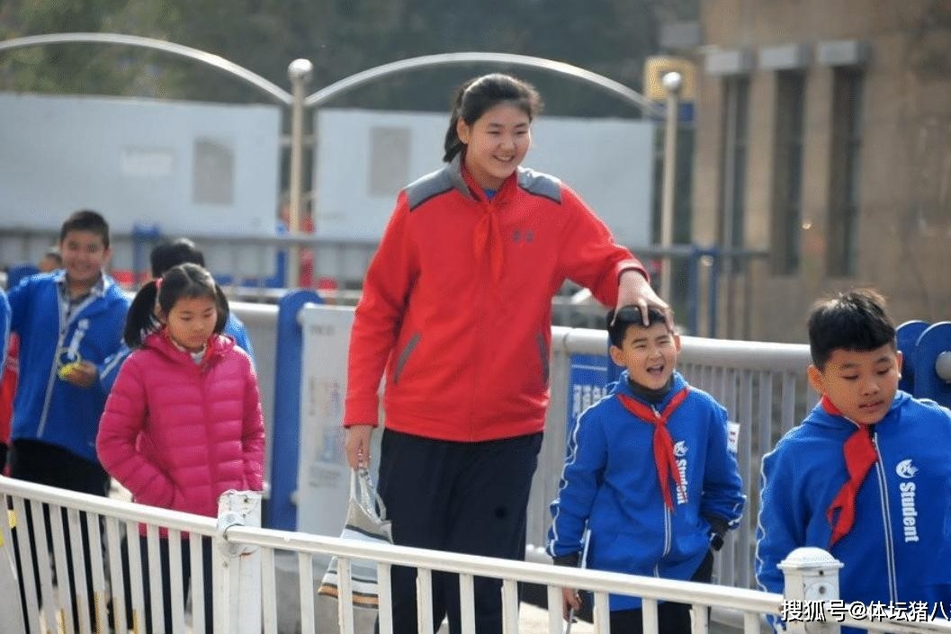 Be gai Trung Quoc 14 tuoi cao hon 2 m hinh anh