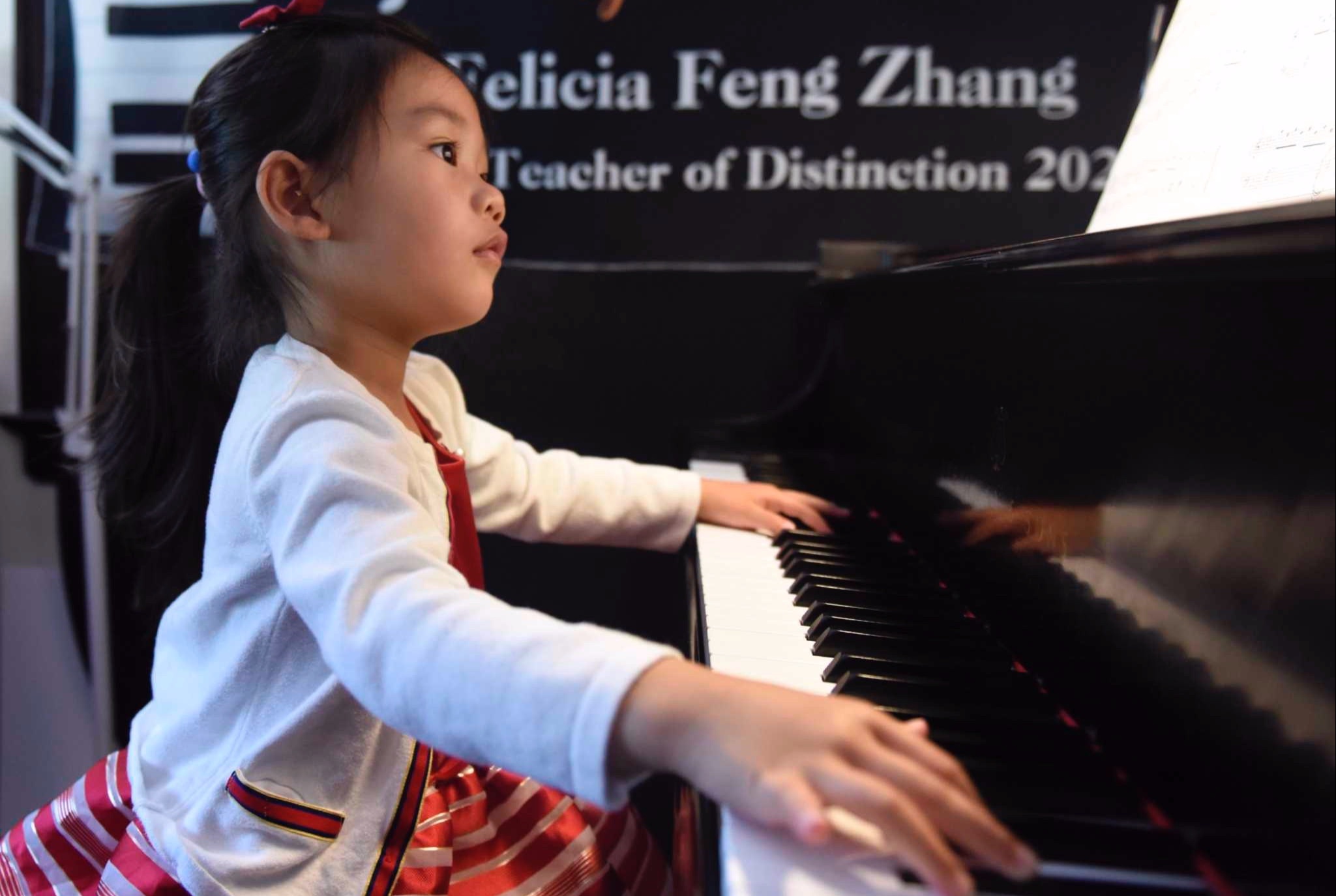 Be gai 4 tuoi bieu dien tai nha hat lon danh tieng o My hinh anh