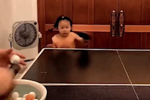 Be gai Trung Quoc danh bong ban khien nhieu nguoi ngac nhien hinh anh