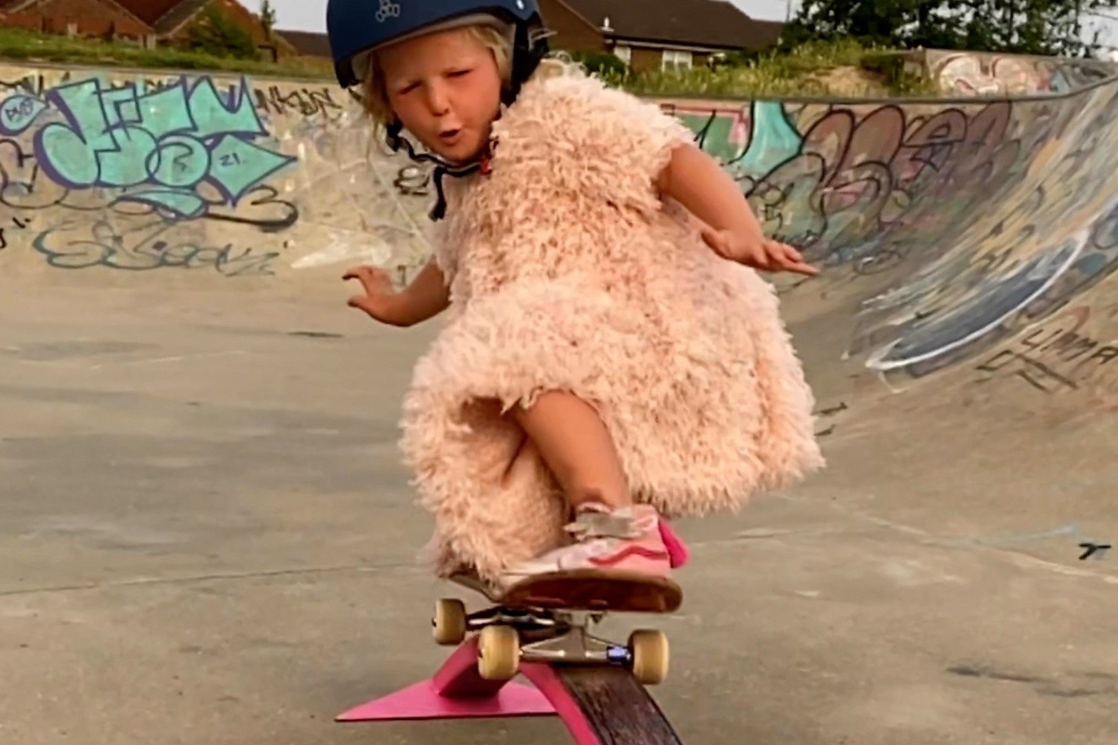 Be gai 4 tuoi nguoi Anh truot van dieu luyen hinh anh