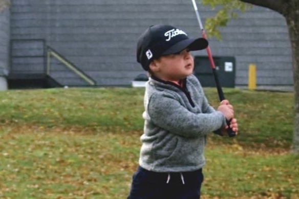 Be trai 2 tuoi o My gianh giai nhat cuoc thi golf quoc te hinh anh