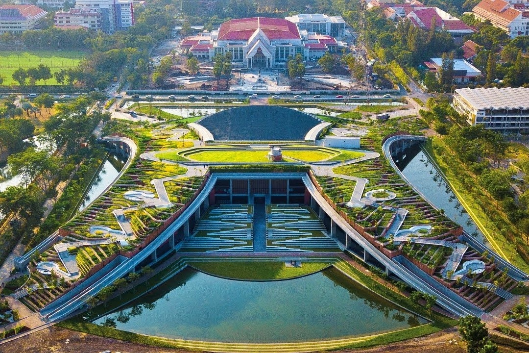 Truong dai hoc co trang trai tren mai nha lon nhat chau A hinh anh