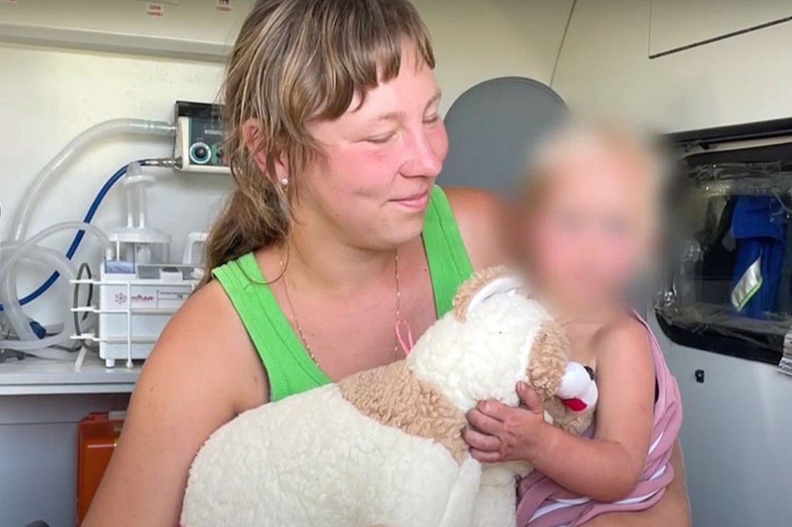 Be gai 2 tuoi nguoi Nga song sot sau 3 dem lac trong rung hinh anh