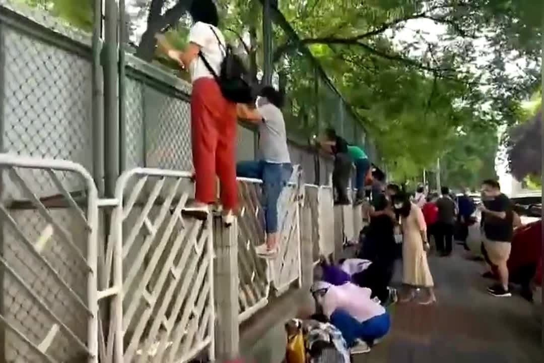 Phu huynh treo tuong rao nhin con trong ngay khai giang o Trung Quoc hinh anh