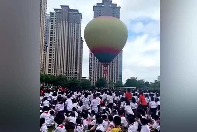 Hieu truong dung tren khinh khi cau to chuc le khai giang o Trung Quoc hinh anh