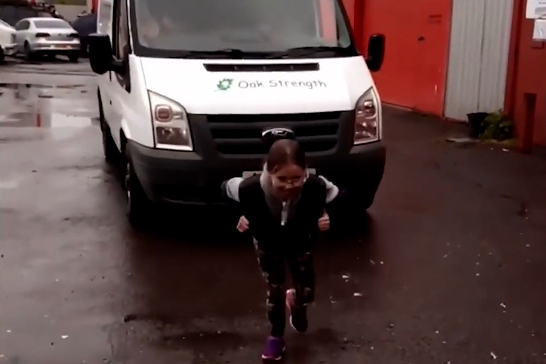 Be gai 10 tuoi nguoi Anh keo chiec oto nang hon 2 tan hinh anh