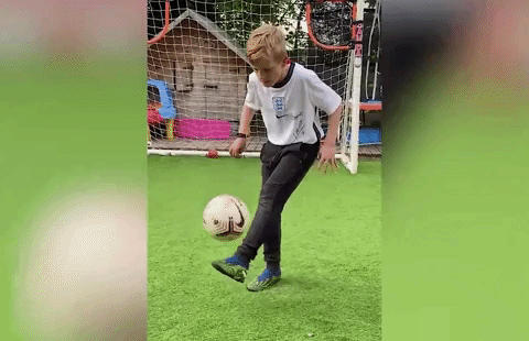 Be 11 tuoi so huu ky nang dieu luyen voi trai bong hinh anh