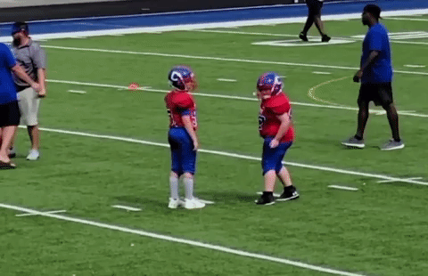 Hinh anh cau be nhay tren san bong o My khien nguoi xem thich thu hinh anh