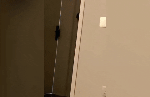 Be trai Trung Quoc buoc day vao cua de tu nho rang sua hinh anh