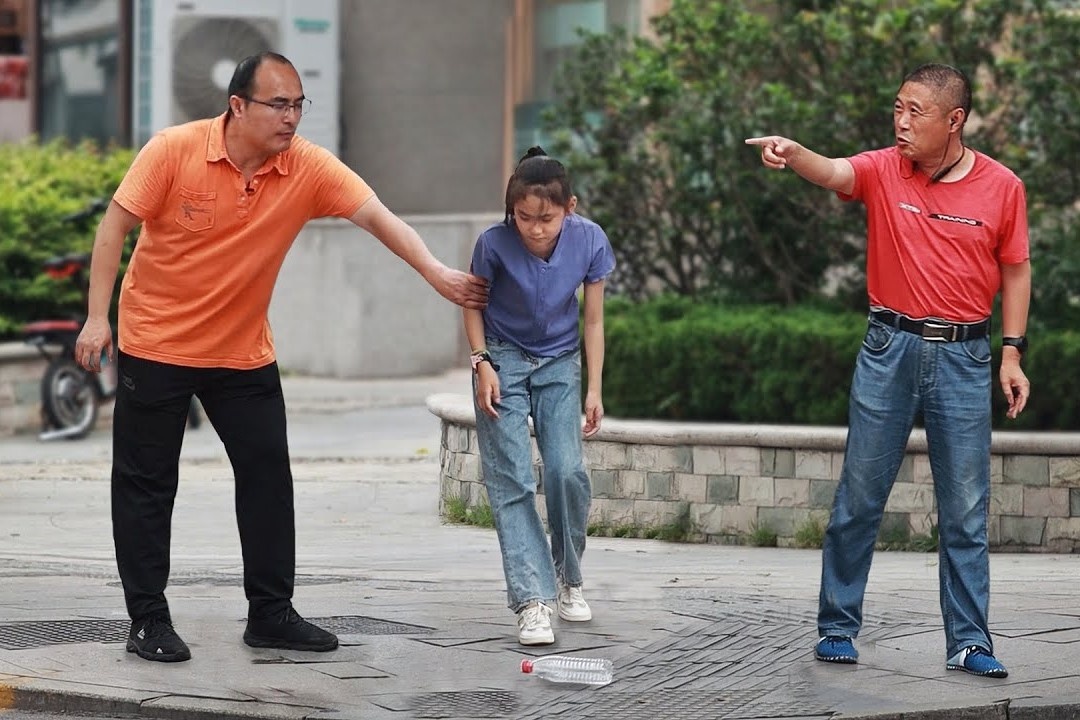 Phan ung cua nguoi la khi thay cha ngan con nhat rac o Trung Quoc hinh anh