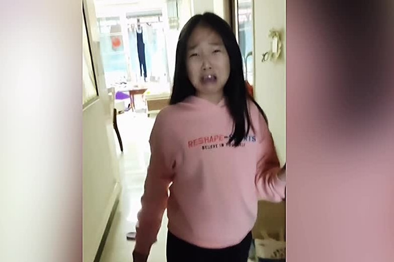 Be gai Trung Quoc bat khoc khi thay me ve nha sau 6 thang xa cach hinh anh