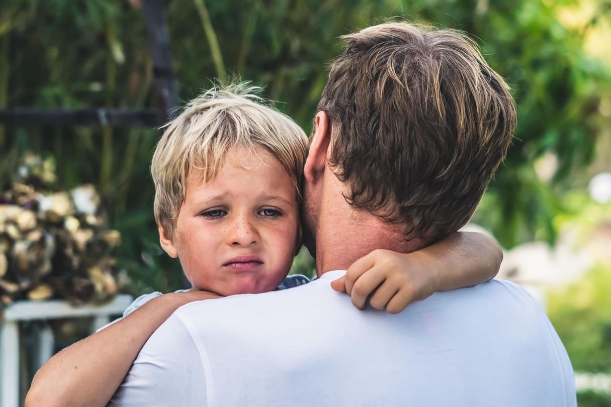 5 hanh vi tieu cuc cha me thuong lam voi con hinh anh