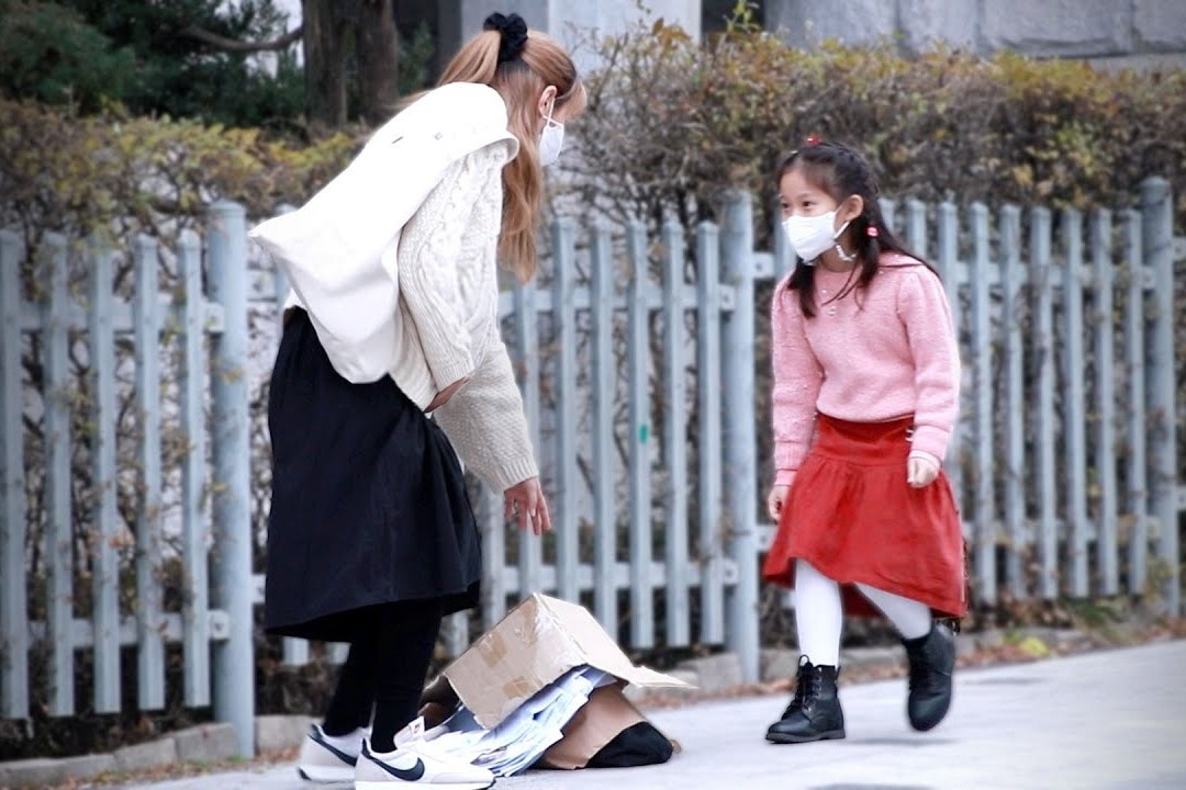 Phan ung cua tre Han Quoc khi thay phu nu mang thai lam roi do hinh anh