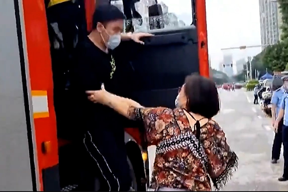 Giai cuu nam sinh mac ket truoc gio thi dai hoc o Trung Quoc hinh anh