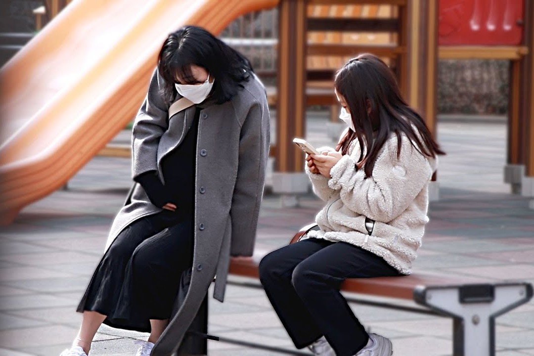 Phan ung cua tre Han Quoc khi thay phu nu mang thai gap kho khan hinh anh