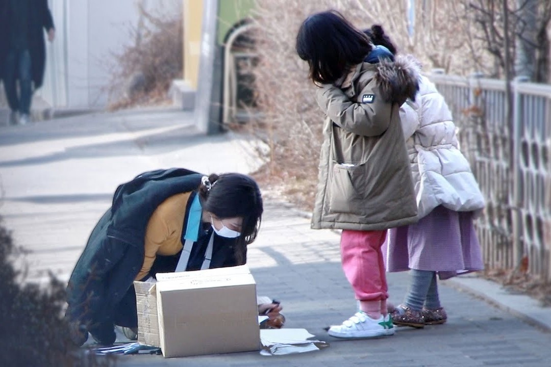 Phan ung cua tre Han Quoc khi thay nguoi la bi nga hinh anh