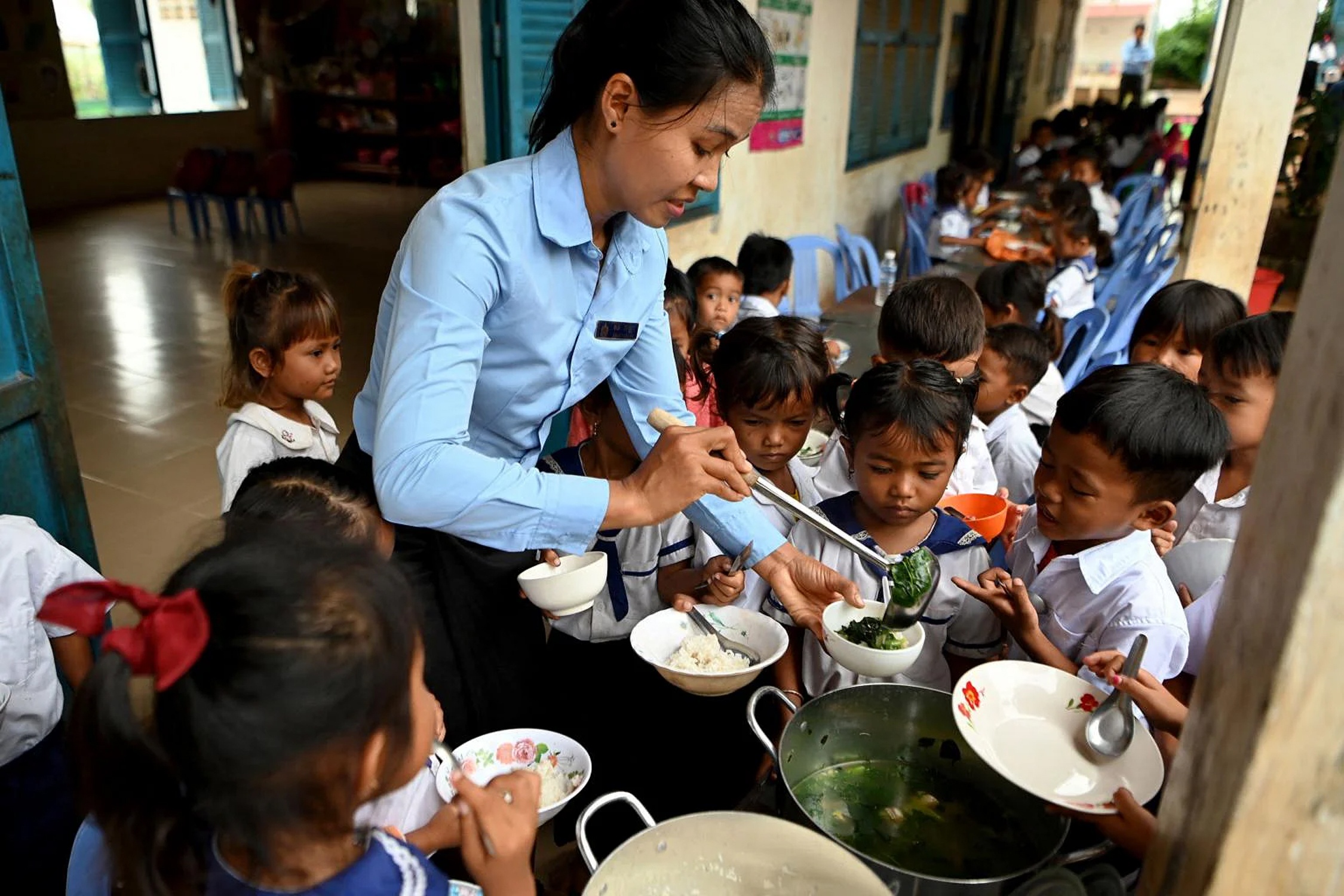 Vuon rau san truong nuoi day tre em ngheo doi o Campuchia hinh anh