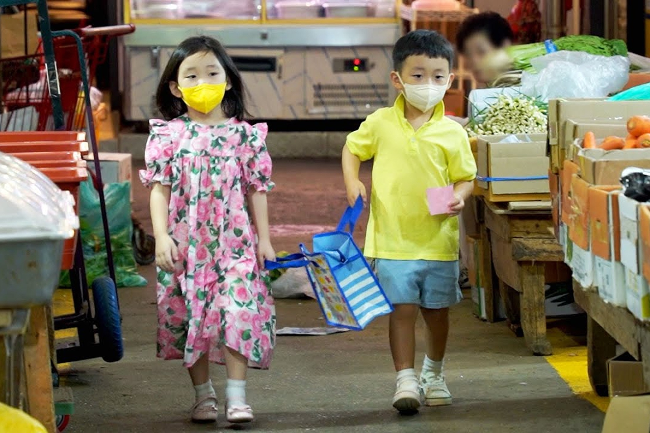 Khi tre Han Quoc lan dau di cho hinh anh