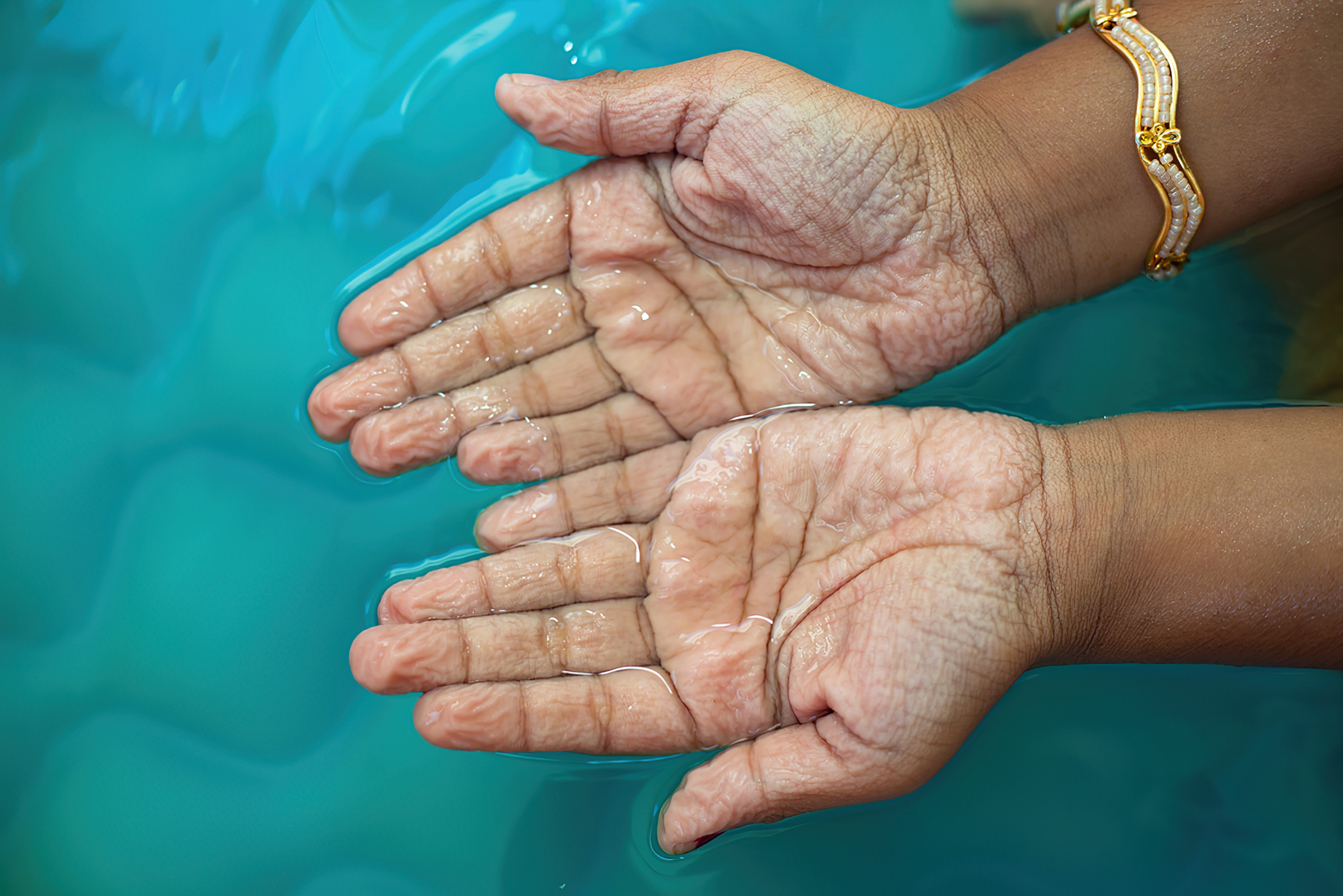 Vi sao da nhan nheo khi ngam nuoc? hinh anh