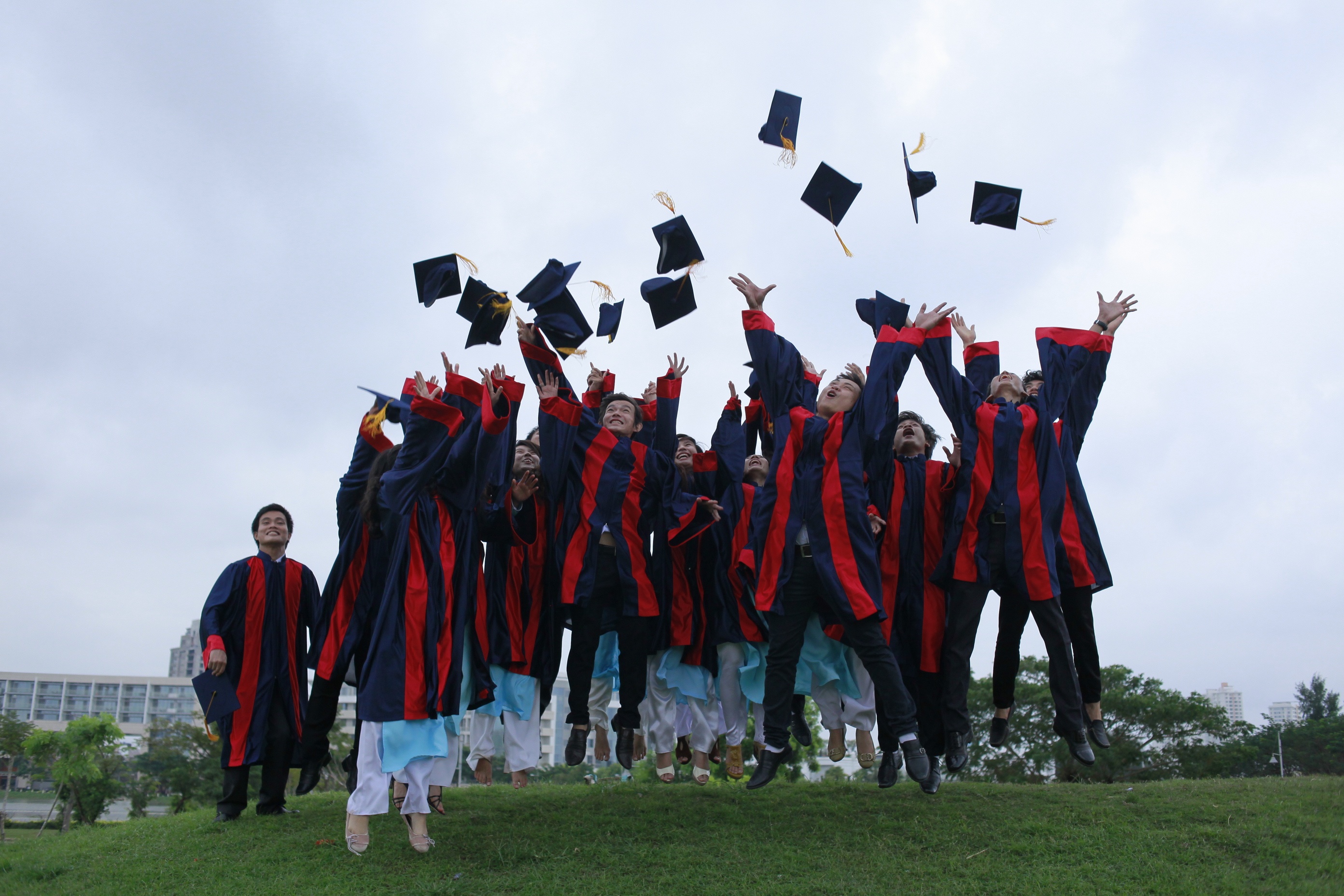 Su ao tuong nam tren nhung tam bang dai hoc hinh anh