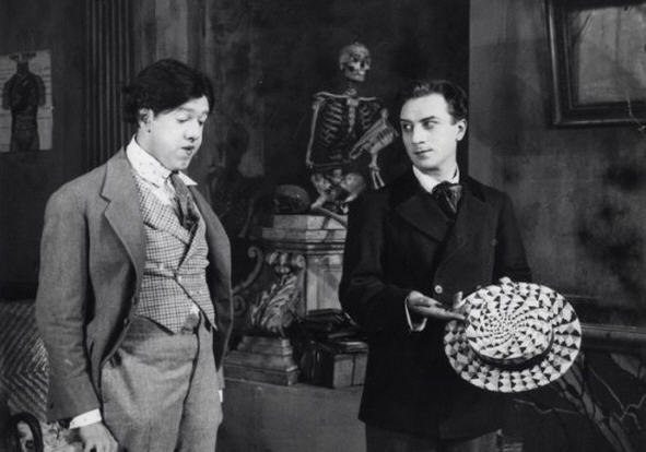 Chung ta co the deo mat na va hoc cach quen di chinh minh hay khong? hinh anh