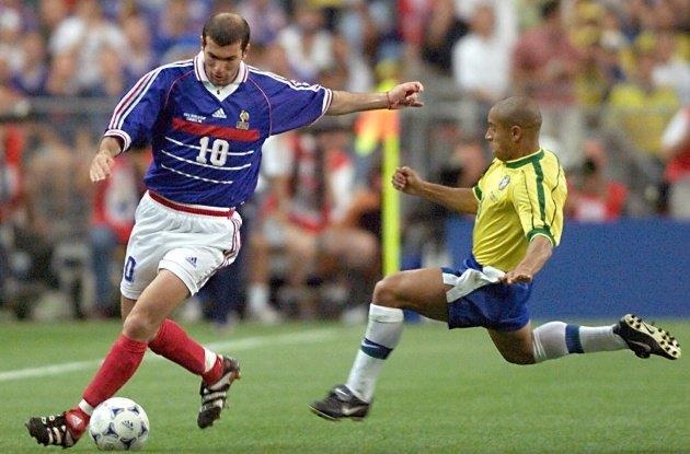 Zinedine Zidane nghi gi ve Ronaldo trong tran chung ket World Cup 1998 hinh anh