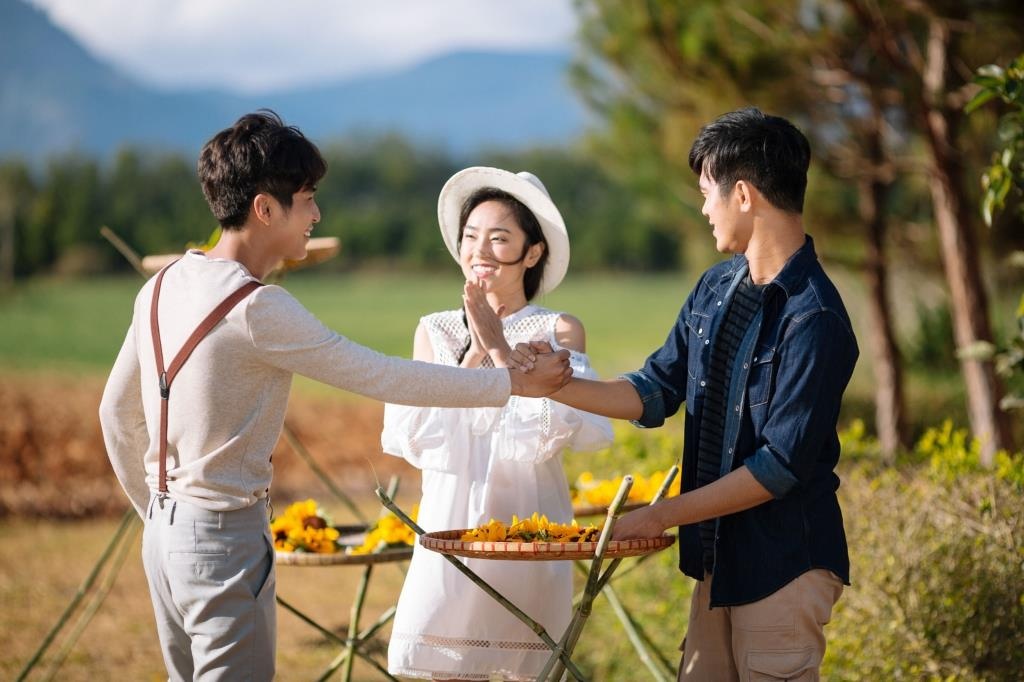 Bi mat phia sau su phan boi anh 2