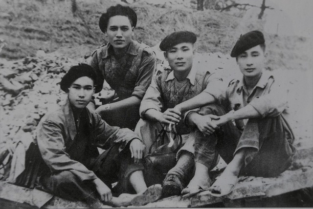 Quang Dung va mot Tay Tien khong o trong tho hinh anh