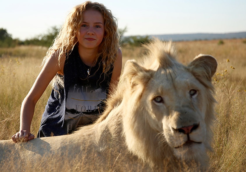 Tinh ban dac biet cua co be voi chua te rung xanh hinh anh