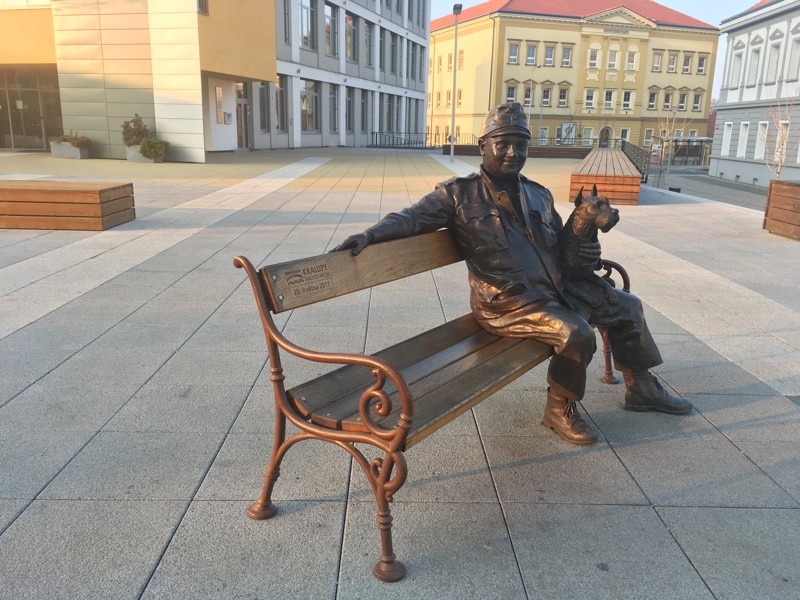 Anh linh kho gay tranh cai trong gioi van chuong hinh anh