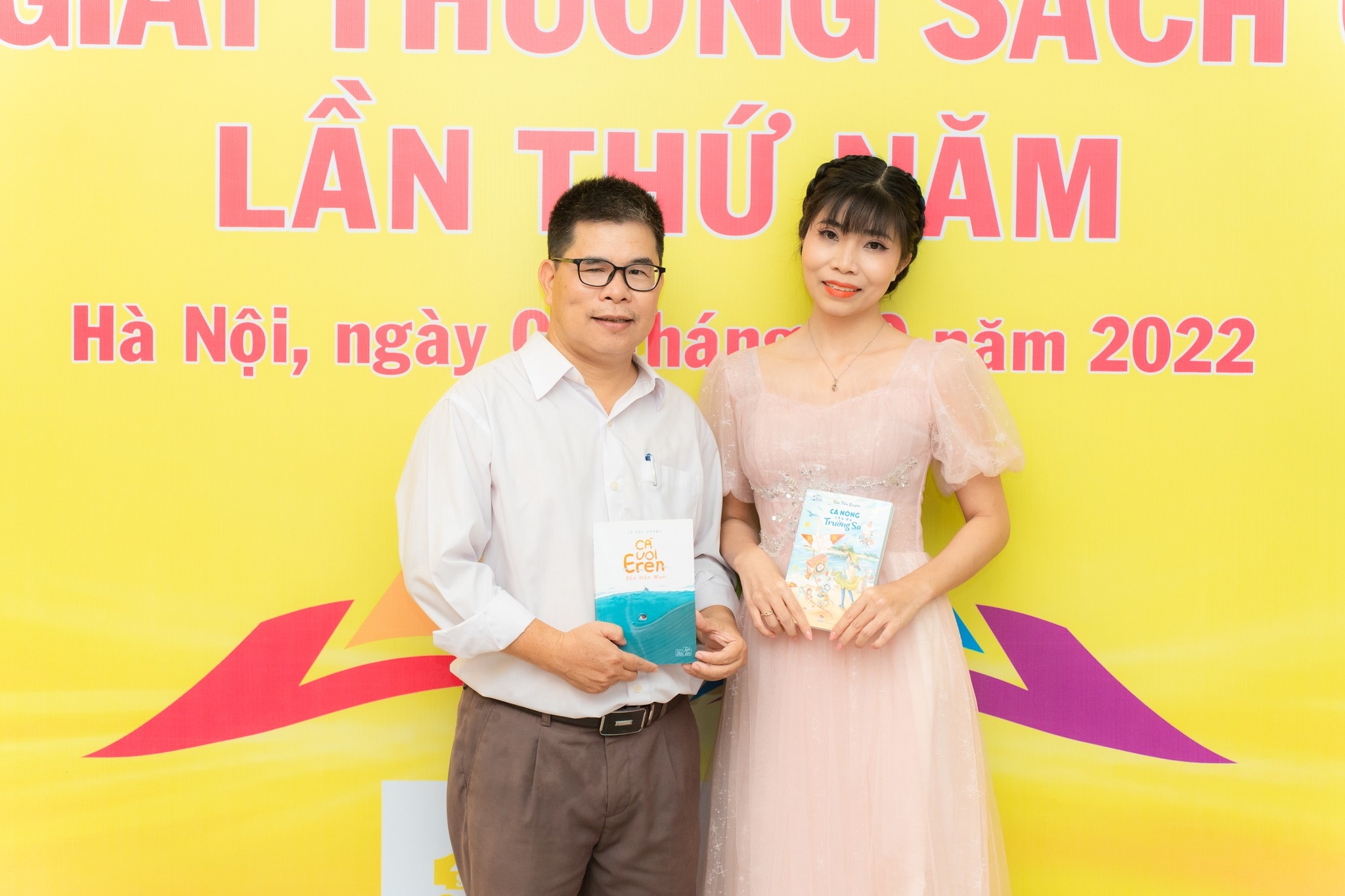 Tinh yeu bien dao qua tac pham doat Giai Sach quoc gia hinh anh