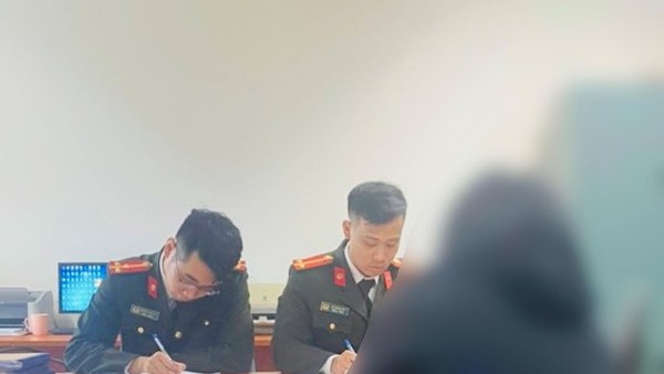 Bi phat vi bia chuyen nguoi la phat keo chua ma tuy truoc cong truong hinh anh