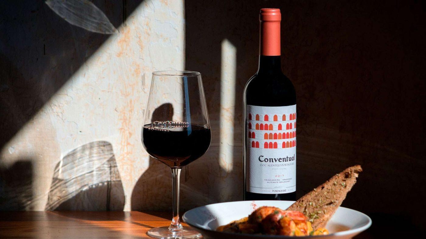 Cau chuyen kinh doanh ly ky cua mot 'ma moi' khong hieu ve ruou vang hinh anh