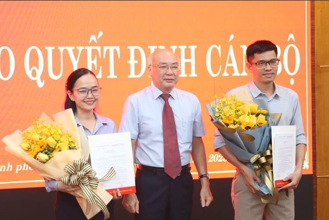 Ong Tran Dinh Ba, ba Ong Thi Ngoc Linh lam PGD NXB Tong hop TP.HCM hinh anh