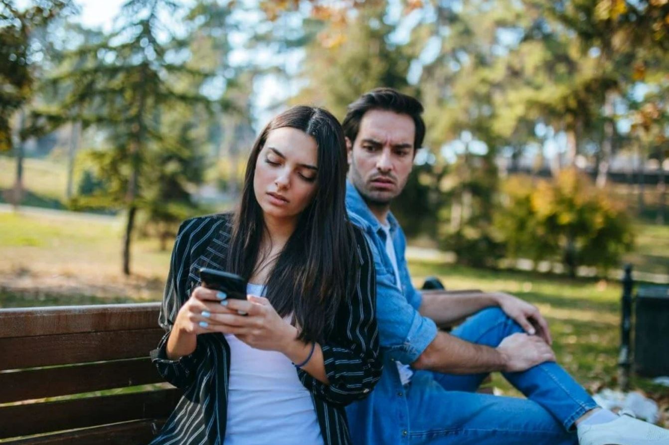 Bi kich khi o ben nguoi dan ong thich kiem soat hinh anh