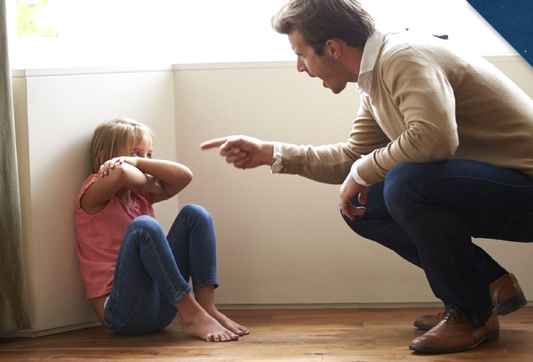 Bi kich cua dua tre co nguoi cha bao hanh hinh anh