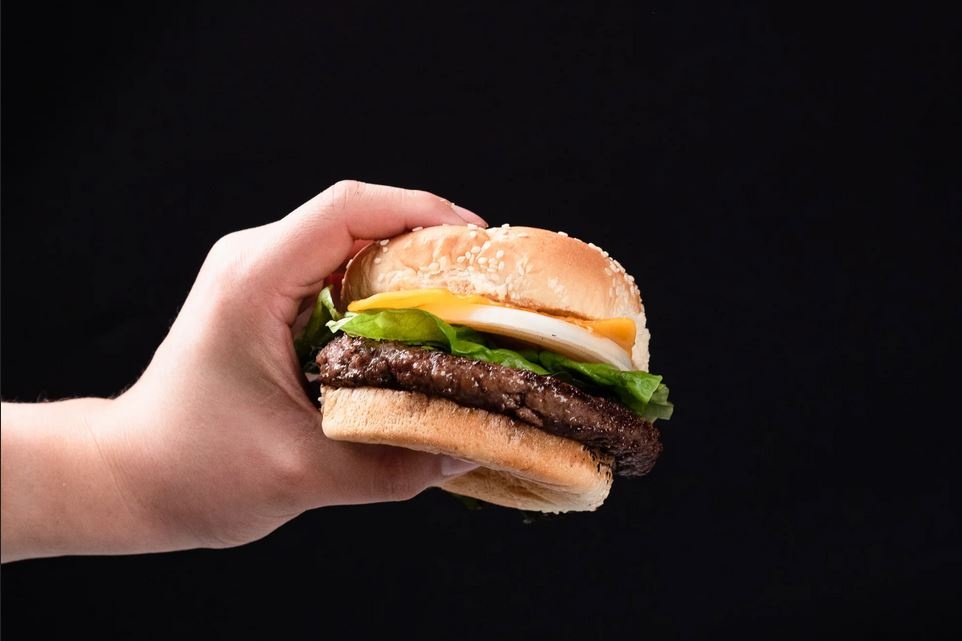 Chung ta dang bi dan dat boi quang cao hinh anh