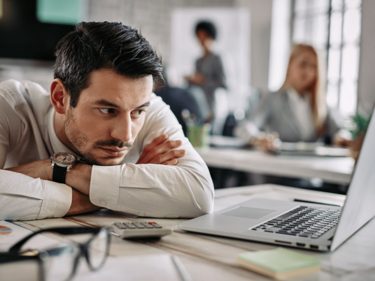 Va phai 'bay van phong' chan nan nhung khong dam nghi viec hinh anh