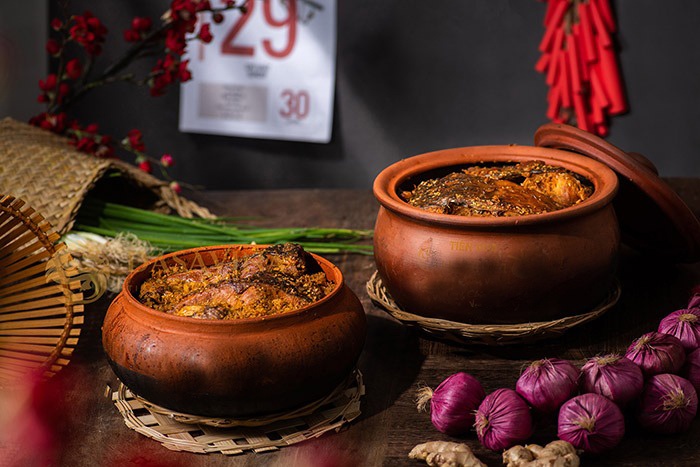 Nieu ca kho dam da ngay Tet hinh anh